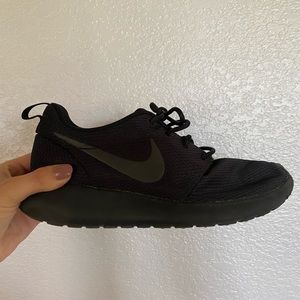 All black Nike Roshes